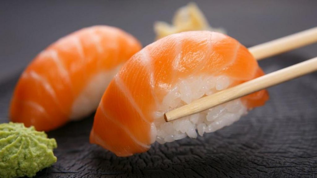 sushi de salmon