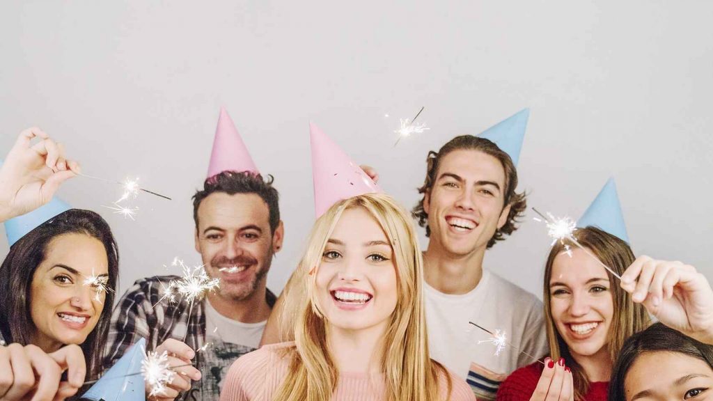 amigos celebrando
