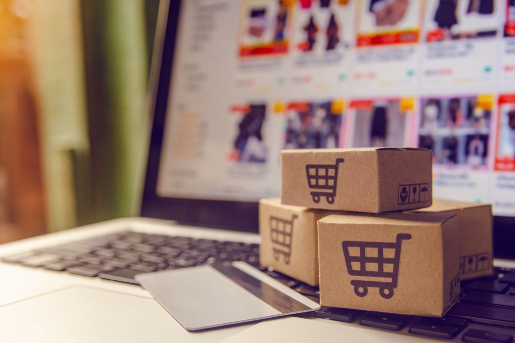 computadora, tarjeta de crédito para compras por internet