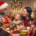 familia cenando en navidad