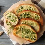 Guarniciones de pan de ajo
