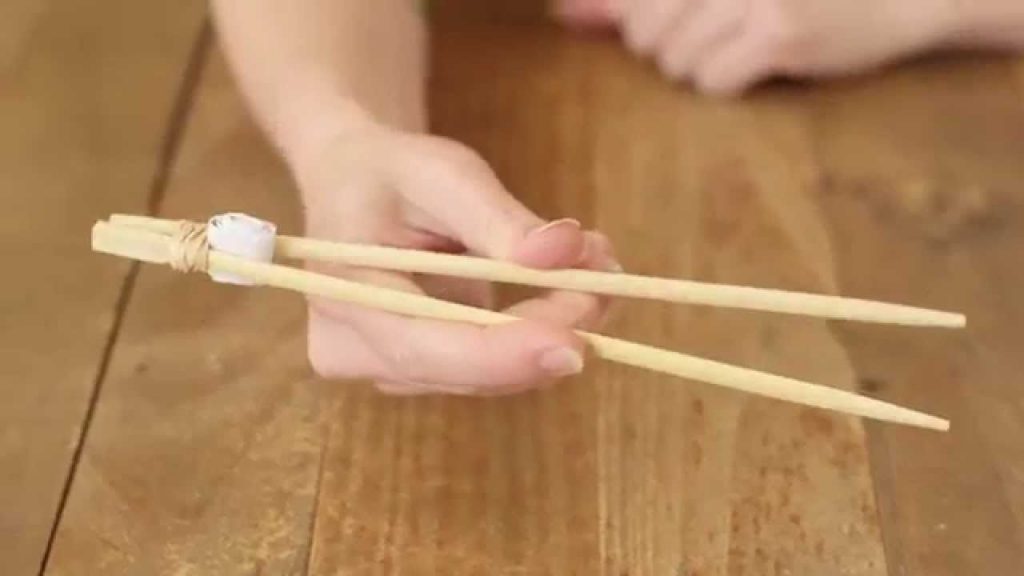 uso de palillos chinos para los niños