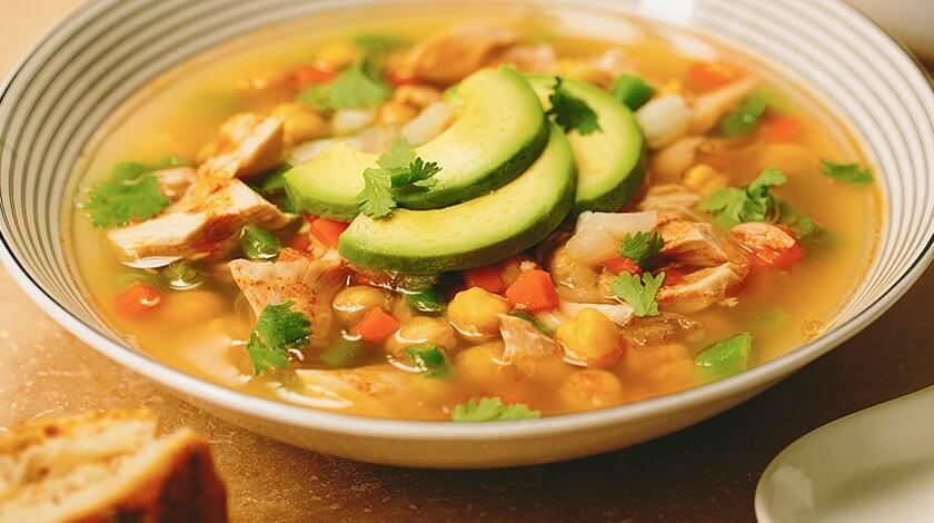 Caldo tlalpeño en plato blanco